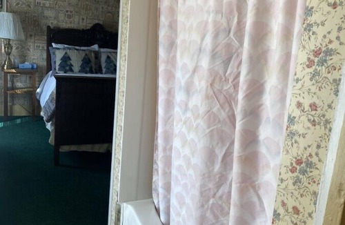 Wabasha Hotel | AH #31/#32 · AH Jack and Jill 2 Full/adjoining bathroom
