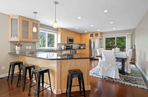 Northeast Minneapolis House | Airy, Bright Boho Digs/King bed, best sleep