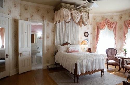 Winona Bed & Breakfast | Alexander Mansion Bed & Breakfast