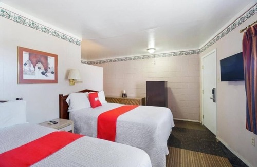 Alpine Hotel | Alpine Stay: Pet-Friendly Room with Private Bathroom Near Local Attractions