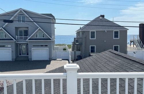 Seabrook House | Amazing Ocean Deck Views! 5 bed, 2 bath house in Seabrook Beach w/WiFi, AC