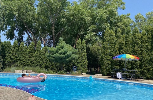 Hager City House | Amazing renovated acreage with heated pool + hottub (september 1