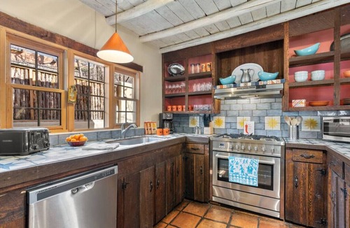 Historic Eastside House | Amazing Views, Hot Tub & Fireplace