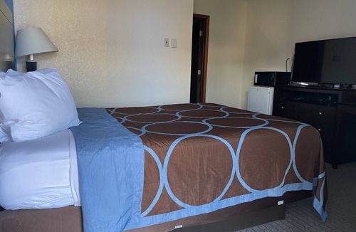 Eau Claire Hotel | AmeriVu Inn & Suites