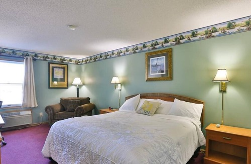 New Richmond House | AmeriVu Inn & Suites /1 King Bed