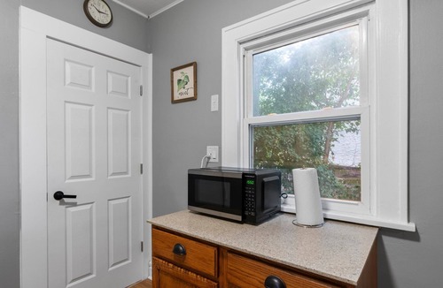 Prospect Park Apartment | At Home Feel Apt Close to University and Tram Stop, Garage and Patio incl
