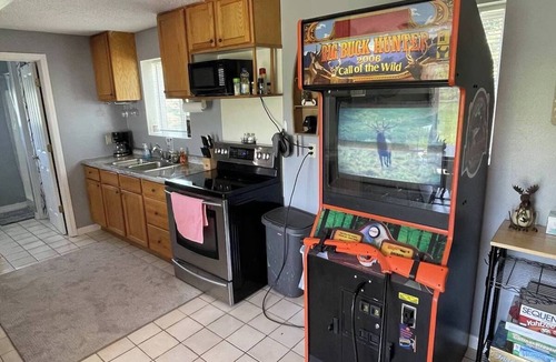 Markville Cabin | ATV and Snowmobile trails 1/4 mile away. Full size Big Buck Hunter Arcade game.