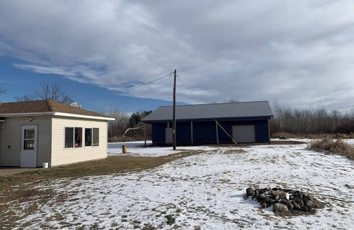 Markville Cabin | ATV and Snowmobile trails 1/4 mile away. Full size Big Buck Hunter Arcade game.