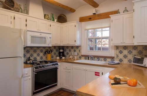 Historic Eastside House | Authenitic Santa Fe Casita~Walk to Downtown, Kiva Fireplaces and Mountain Views