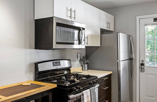 Brookwood Apartment | (B2bC) Convenient Condo Perfect for Long Term Stay near Shepherd Center