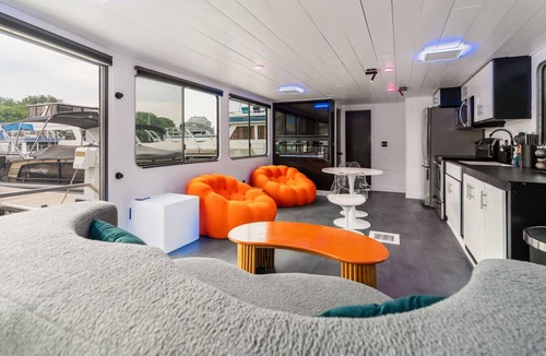 La Crosse Boat Rental | b3 FIVE7 Yacht - 2 bedroom