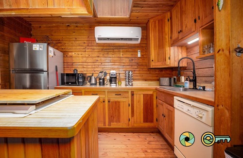 Mount Jackson Cabin | Basye Retreat - Authentic log cabin coziness!