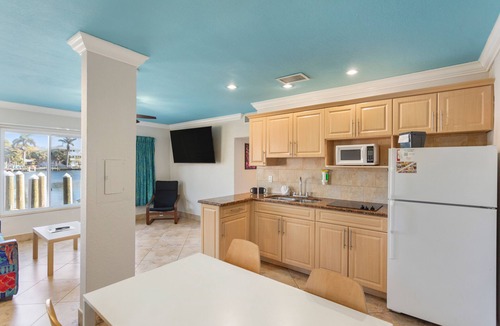 Belle Vista Hotel | Bay Palms Waterfront Resort - Hotel and Marina