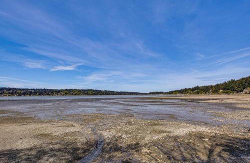 Burley House | Beach Access Historic Cabin on Henderson Bay!