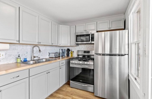 Colchester Cottage | Beach House · Beautiful Beachfront House, Close to Burlington!