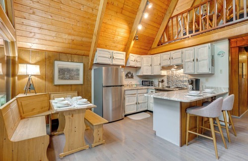 Townsend Cabin | Bear Essentials: 2 Mi to Smoky Mtns Nat’l Park