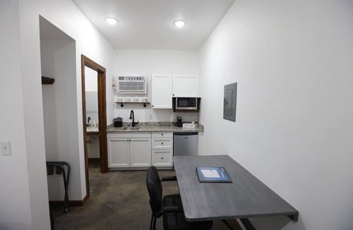 Bruno Hotel | Bears Den Motel