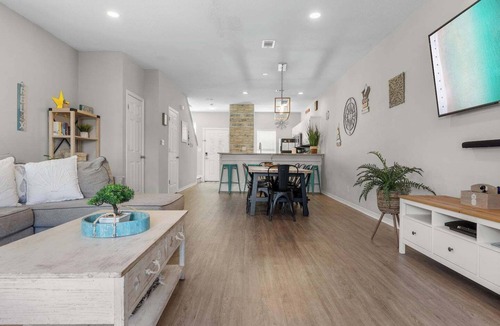 Miramar Beach House | Beatiful &Central| Pool |5 Min Walk to Beach & Shops