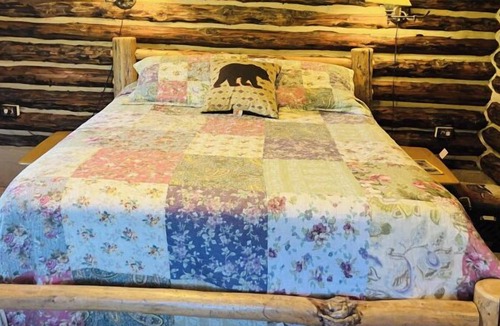 Wolf Creek Cabin | Beatuiful, Quaint, and Cozy Historic Cabin