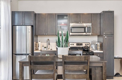 East Harriet Apartment | Beautiful 1-Bedroom Apartment@Walk to Uptown@Fast WiFi@In-Unit W/D