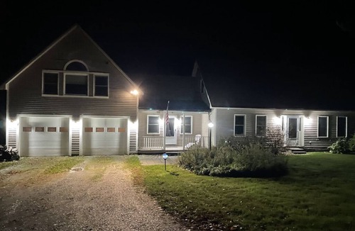 Putney House | Beautiful 5-Bedroom Upscale Country Home With Home Theater