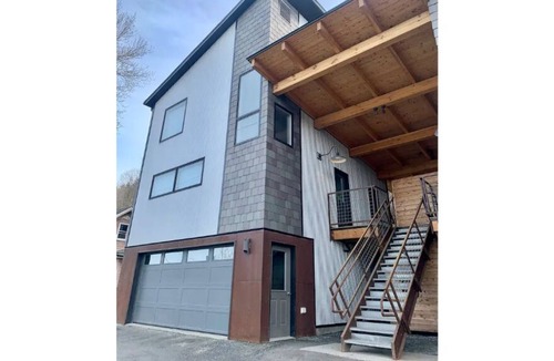 Montpelier House | Beautiful and Bright Modern Home across from the River!