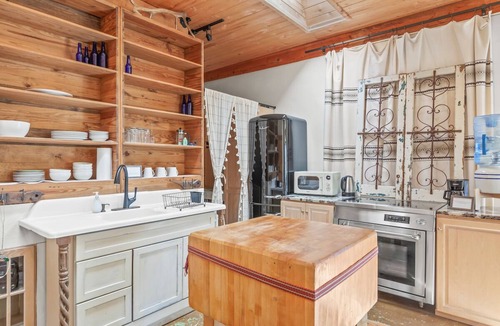 Ranchos De Taos Apartment | Beautiful artist getaway with mountain views