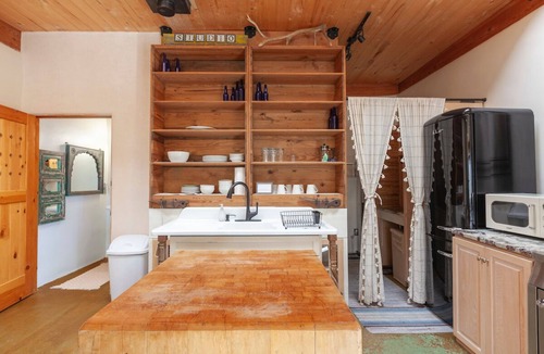 Ranchos De Taos Apartment | Beautiful artist getaway with mountain views