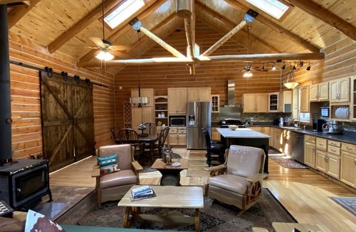 Riverside Cabin | Beautiful Cabin Comfortable for Groups in Riverside, Wyoming