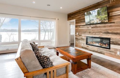 Lindstrom House | Beautiful home on North Center Lake