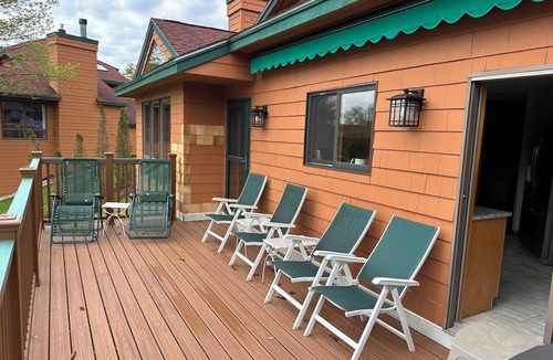 North Woodstock House | Beautiful Lakeside Deer Park Resort
