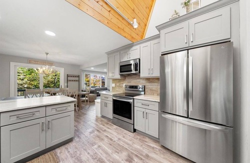Stratton and Bromley Ski Areas Ski Chalet | Beautiful Manchester VT Mountain Retreat w/Hot Tub