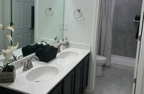 Santa Fe House | Beautiful modern new home centrally located & 7 minutes from SAF Airport with AC