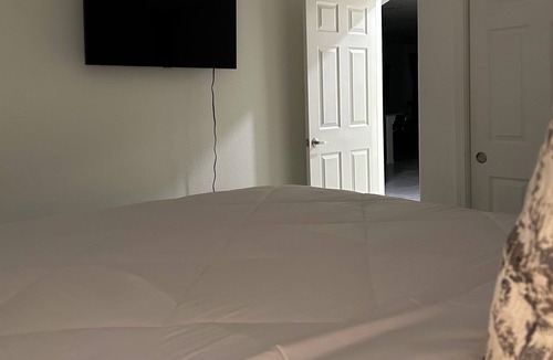 Santa Fe House | Beautiful modern new home centrally located & 7 minutes from SAF Airport with AC
