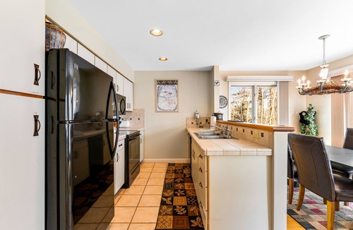 Stowe Area Condo | Beautiful Stowe getaway w/shared pool/hot tub, balcony & wood-burning fireplace