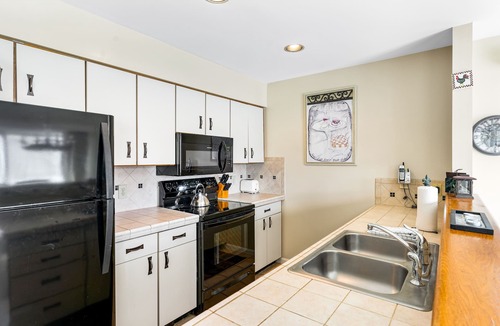 Stowe Area Condo | Beautiful Stowe getaway w/shared pool/hot tub, balcony & wood-burning fireplace