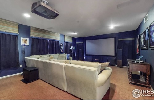 Lyons House | Beautiful villa with views to Stone Canyon and the Rocky Mountains