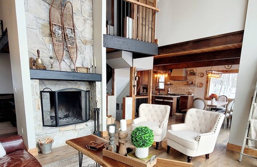 Andover House | Beautiful West-Facing Home with Amazing Mountain & Sunset Views, Fireplace