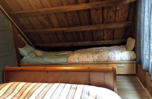 Woodstock Cabin | Beautiful White Mountain Lodge on Mirror Lake, Hot Tub, Dog Friendly, 6 Bedrooms