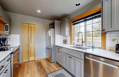 Redmond Ski Chalet | Beautifully updated, golf-course-front chalet with deck, pools, hot tubs & gyms