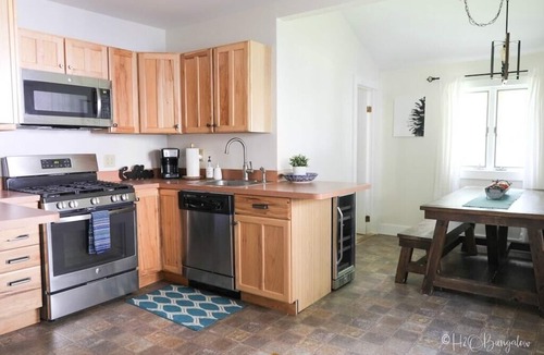 Ludlow House | Beautifully Village Home, Short Walk to Restaurants, Shops, On Shuttle Route