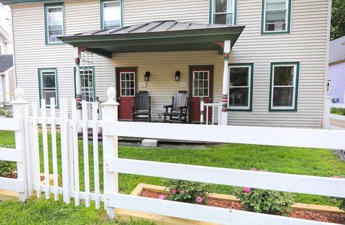 Ludlow House | Beautifully Village Home, Short Walk to Restaurants, Shops, On Shuttle Route