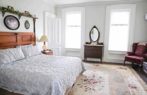 Edwardsburg Bed & Breakfast | Bed & Breakfast private room and bath