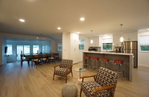 Pittsfield House | Berkshire Lake Beauty-Modern Amenities On The Lake