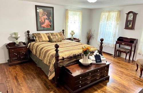 Pittsfield House | Berkshire Retreat Grand Home with Hot Tub and Large Yard, 5 mins from Jiminy Peak