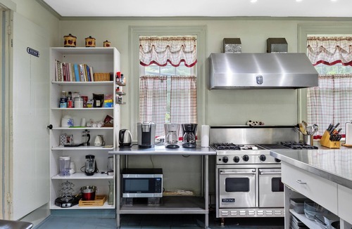 Great Barrington House | Berkshires Family Inn – For Getaways & Big Groups! Walkable to Butternut!