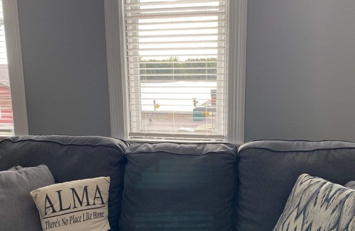 Alma House | Big River Suite - Spacious 2-level suite in Alma