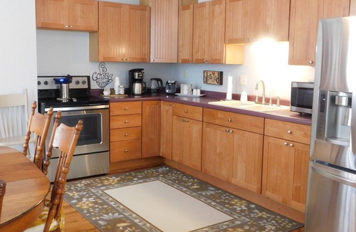 Alma House | Big River Suite - Spacious 2-level suite in Alma