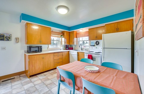 Mikana Cottage | Birchwood Cottage with Red Cedar Lake Access!