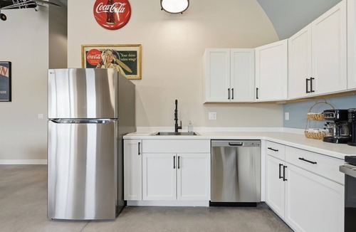 Pleasant Hill Apartment | Blue Cedar Hangars Near Fishing Pond + Runway
